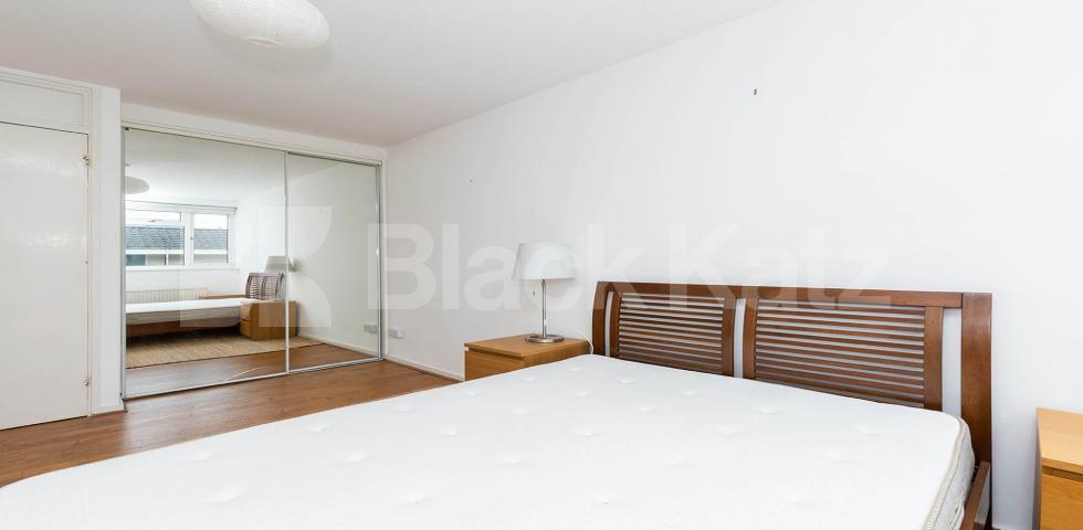 Spacious three double bedroom property  Blundell Street, Caldenonian Road